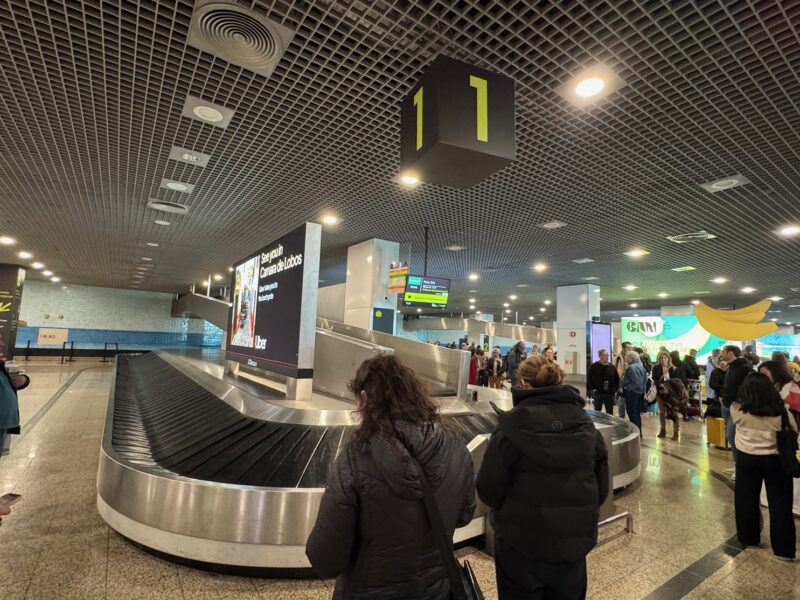 Les tapis de livraison des bagages à l'aéroport de Funchal (Madère), après l'arrivée de notre vol Transavia en provenance de Paris-Orly
