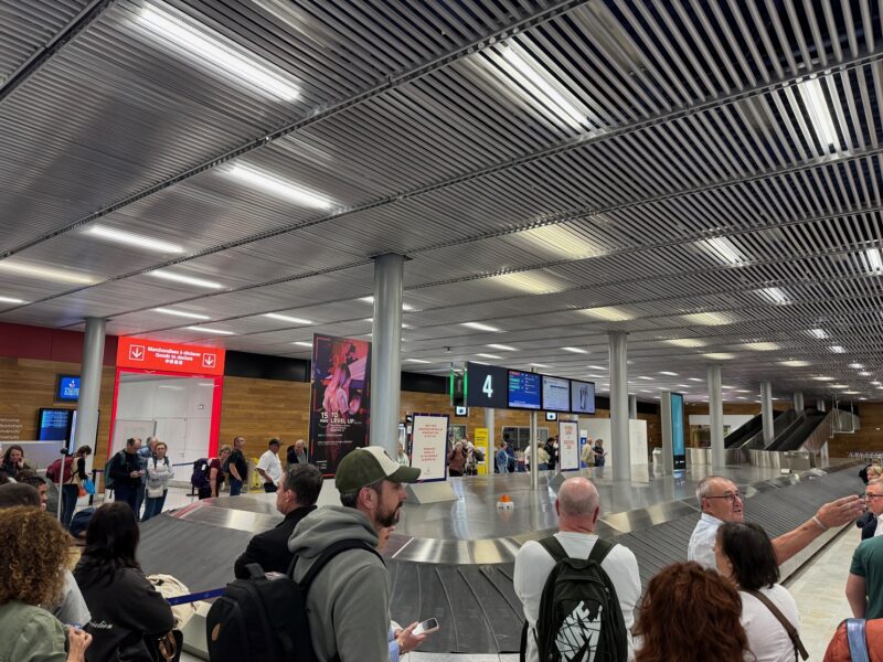 Les passagers du vol TO7697 attendent la livraison de leurs bagages, après l'arrivée du vol à Paris-Orly en provenance de Funchal (Madère)