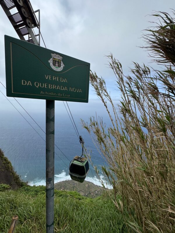 Le Teléferico das Achadas da Cruz, vu depuis le sentier Vereda da Quebrada Nova qui descend (lui aussi) jusqu'à l'ancien hameau agricole au niveau de la mer