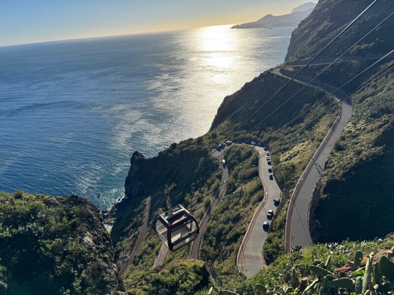 Le Teleférico do Garajau, au-dessus de la route qui serpente jusqu'à la plage de Garajau, l'une des plus calmes de Madère