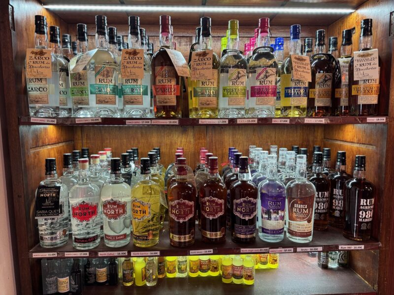 La vitrine des rhums de Madère dans la boutique de la distillerie Engenhos do Norte à Porto da Cruz