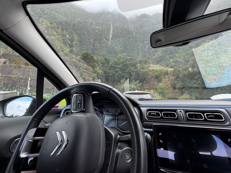 Au volant de ma Citroën C3, garée sur le parking du Miradouro do Véu da Noiva à l'Est de Seixal, au nord de Madère