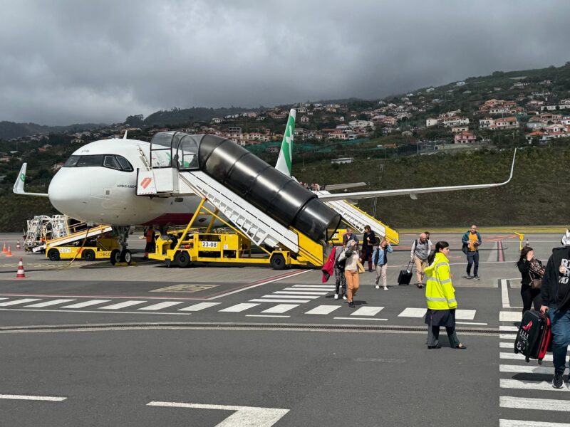Vue sur notre Airbus A320neo de Transavia France, pendant le débarquement à l'aéroport de Funchal (Madère)