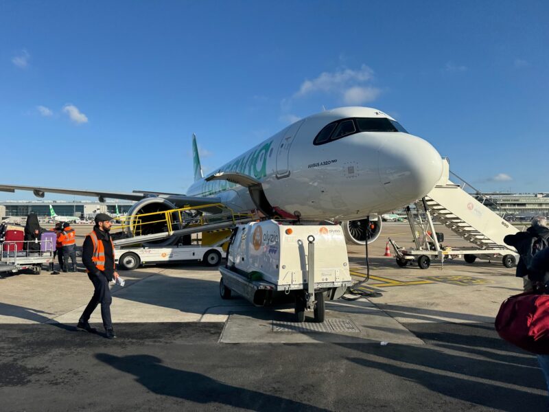 Vue sur notre A320neo de Transavia France, pendant l'embarquement à l'aéroport de Paris-Orly de notre vol TO7694 vers Funchal (Madère)