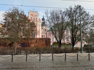 La vue sur l'arrière de la basilique collégiale de Poznan, au niveau du parc Frédéric Chopin