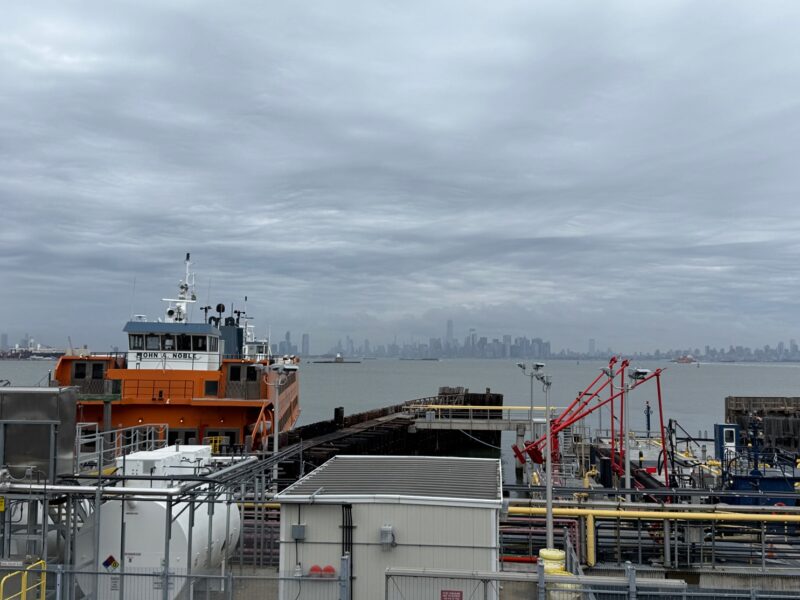 La baie de New York, vue depuis les quais de Staten Island, avec les gratte-ciel de Manhattan en arrière-plan