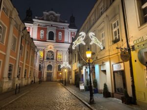 La basilique collégiale de Poznan, vue de nuit depuis la place du Rynek