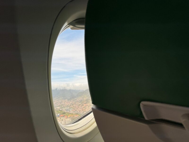 La vue partielle sur Machico, par le hublot, après le décollage de l'aéroport de Funchal de notre vol Transavia vers Paris-Orly