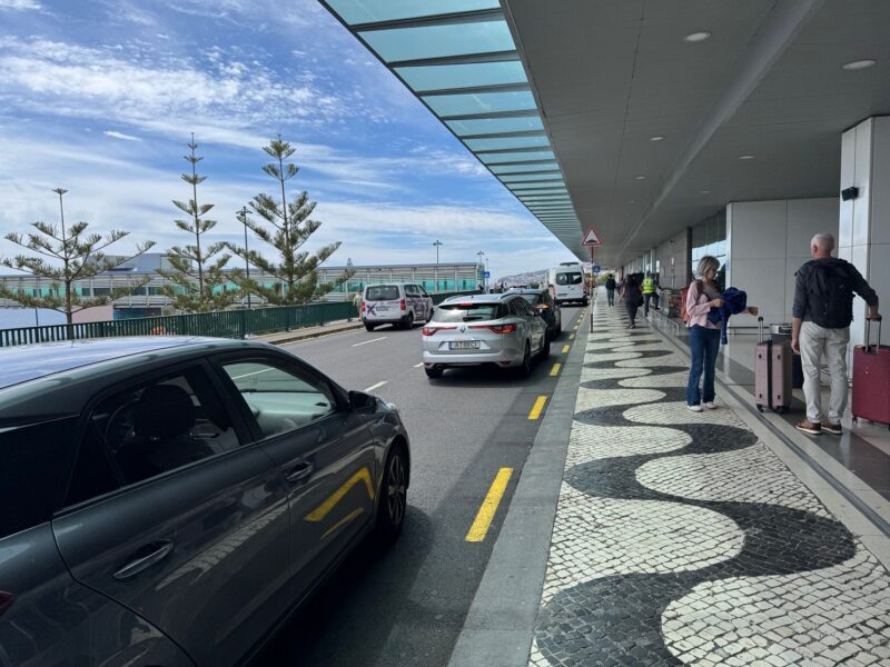 La navette du loueur de voitures RentX nous dépose au niveau des départs, juste devant l'entrée de l'aéroport de Funchal