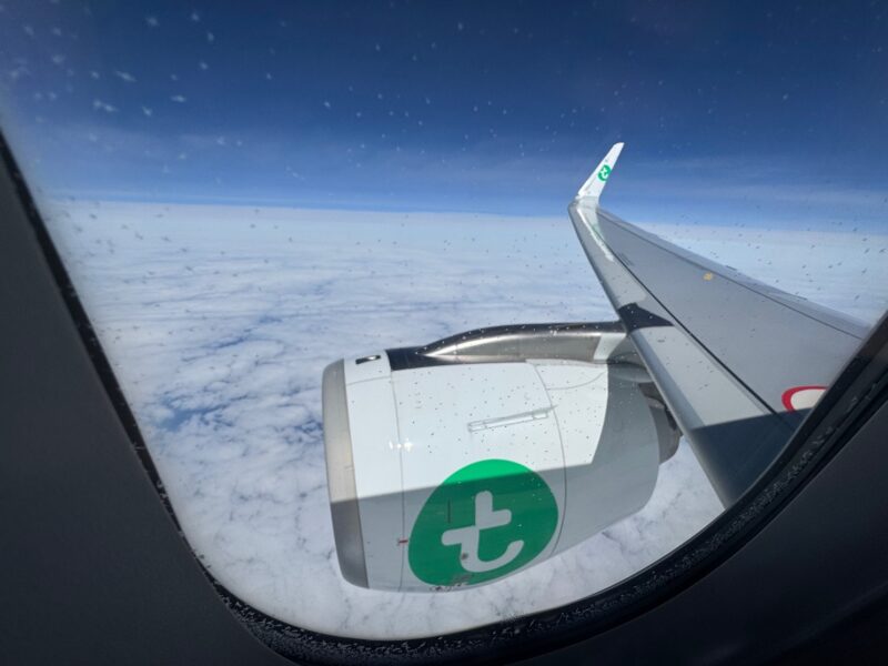 La vue par le hublot de l'A320neo de Transavia France, au-dessus de l'Atlantique en route vers Funchal (Madère)