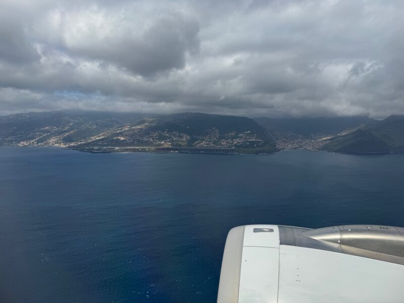La vue sur l'aéroport de Funchal, pendant l'approche impressionnante (et venteuse) à l'arrivée de notre vol Transavia sur l'île de Madère