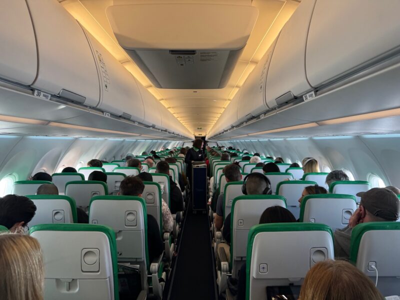 La vue sur l'intérieur de la cabine de notre Airbus A320neo de Transavia France, en route vers Funchal (Madère)