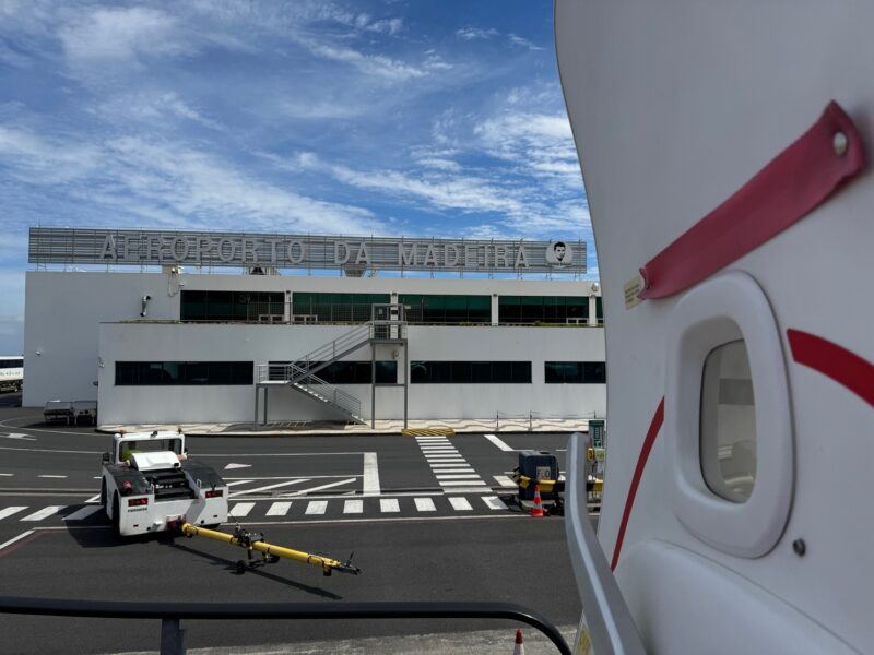 Le panneau "Aeroporto da Madeira" avec la tête de Cristiano Ronaldo, au-dessus du terminal de l'aéroport de Funchal, aperçu juste avant de monter à bord de notre avion