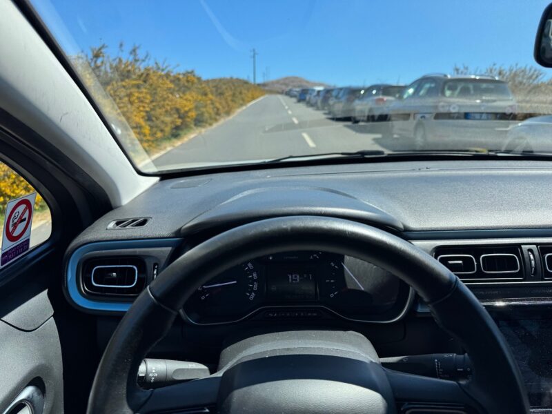 À Madère, le point de départ des randonnées le long des levadas se repère facilement au nombre de voitures garées sauvagement sur le bas-côté de la route (ici le long de l'ER105, au départ du PR6 Levada das 25 Fontes)