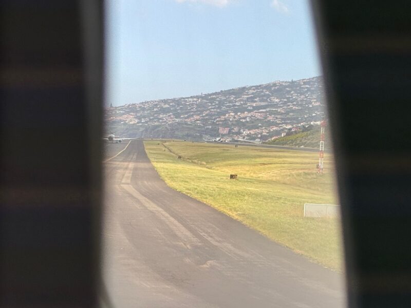 Vue partielle par le hublot après l'atterrissage à l'aéroport de Funchal (Madère) de notre vol Transavia
