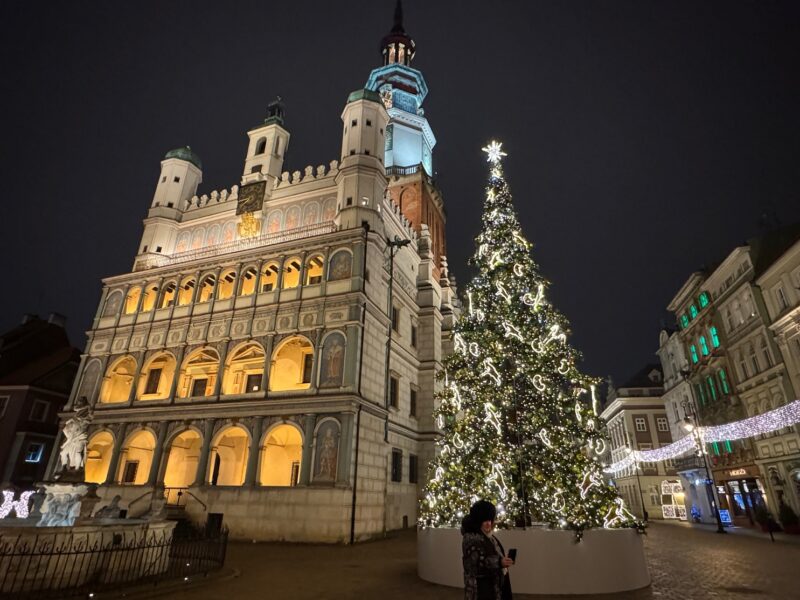 L'hôtel de ville de Poznan (Ratusz), sur la place du Rynek, avec ses décorations hivernales (notez les chèvres, symboles de la ville de Poznan)