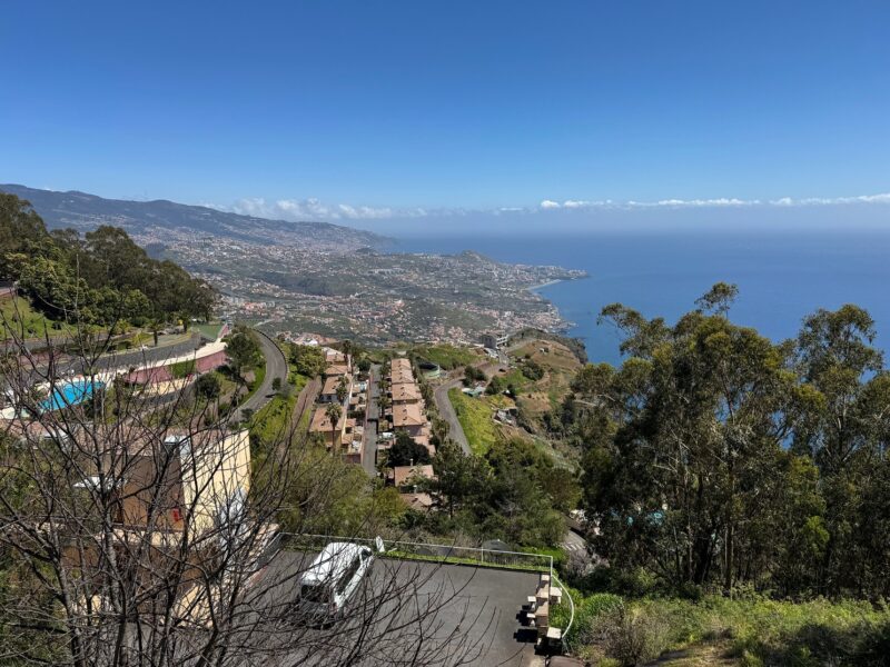 La vue sur les falaises de Cabo Girão, que surplombe le Teleférico do Rancho, avec la ville de Câmara de Lobos en arrière-plan