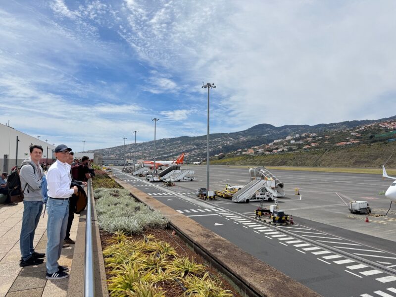 La grande terrasse de l'aéroport de Funchal offre aux passagers une vue imprenable sur le tarmac et les arrivées/départs du moment !
