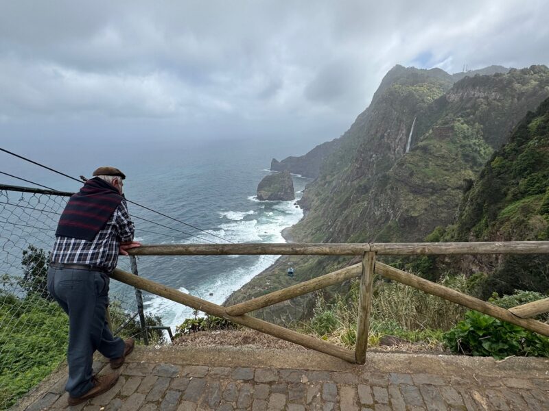 Le Miradouro en haut du Teleférico da Rocha do Navio, près du village de Santana, offre l'un des plus beaux panoramas de l'île de Madère