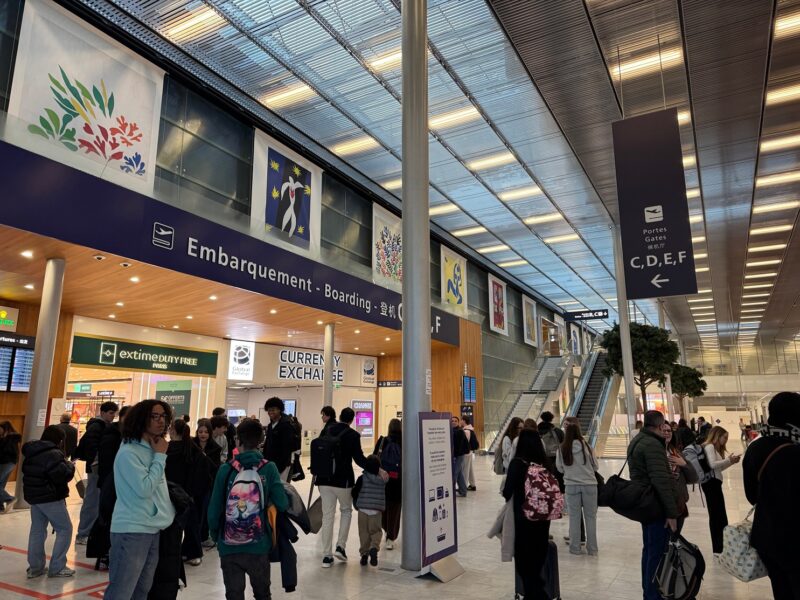 Vue de l'intérieur du terminal de l'aéroport d'Orly, après avoir passé les contrôles de sûreté avant d'embarquer pour notre vol Transavia