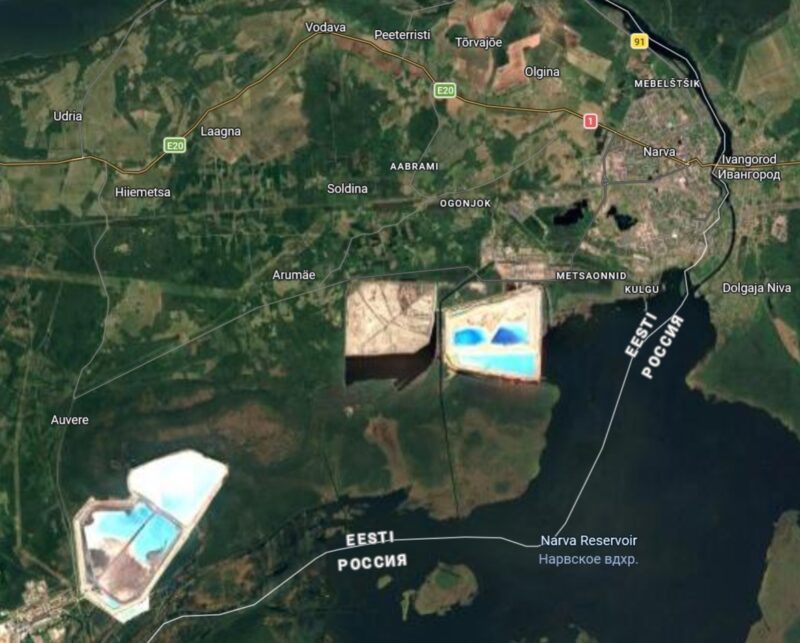 Les lacs artificiels, d'un bleu turquoise étonnant, sont très visibles depuis une vue satellite des environs de Narva (Estonie)