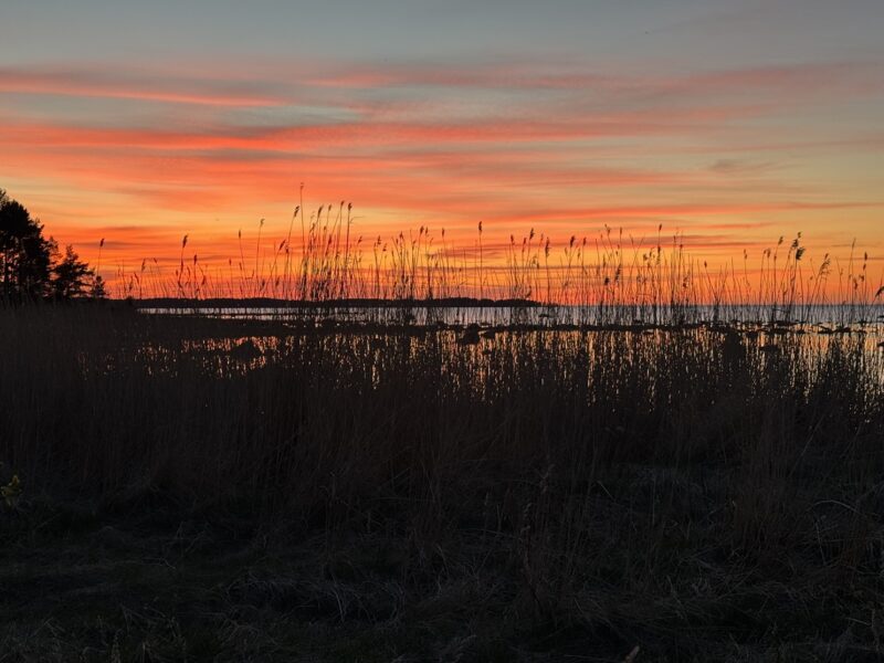 Le ciel flamboyant au coucher du soleil, près de mon hôtel à Vergi