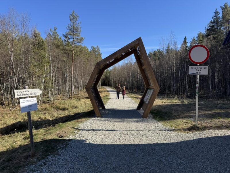 Le début du sentier de randonnée vers la tourbière de Viru, en Estonie
