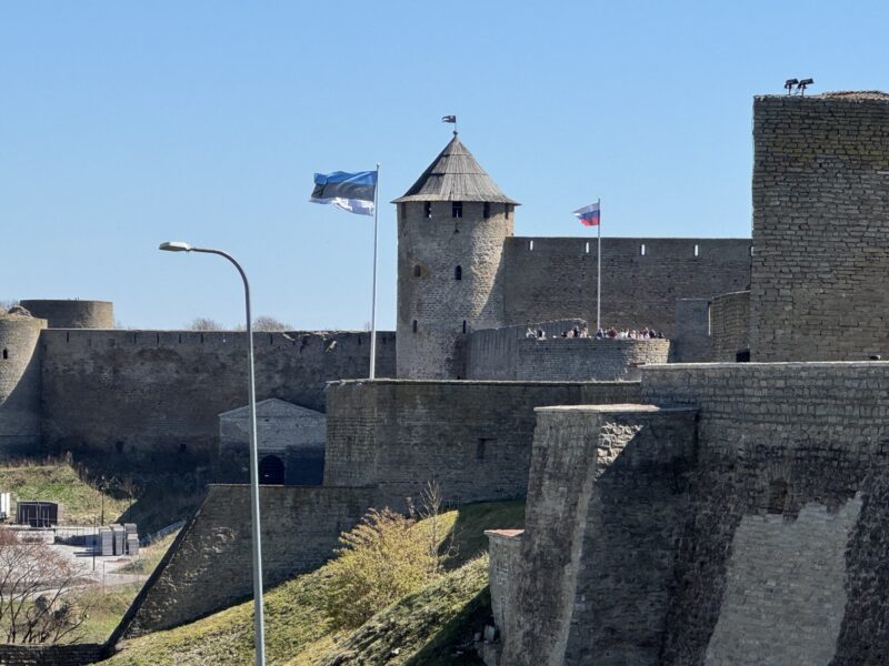 Les drapeaux estonien et russe flottent de chaque côté de la frontière, marquée par le fleuve Narva