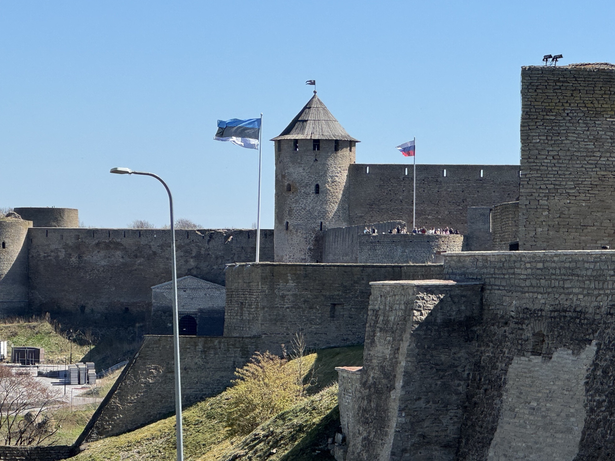 Les drapeaux estonien et russe flottent de chaque côté de la frontière, marquée par le fleuve Narva