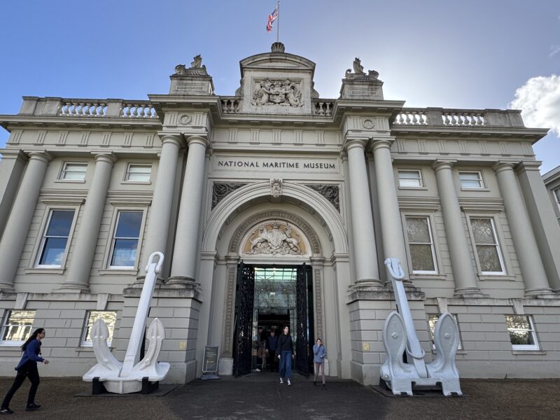 La façade principale du National Maritime Museum, dans le quartier de Greenwich à Londres