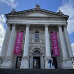 L'entrée principale du Tate Britain, au bord de la Tamise à Londres, avec sa bannière rappelant que le musée est gratuit pour tous