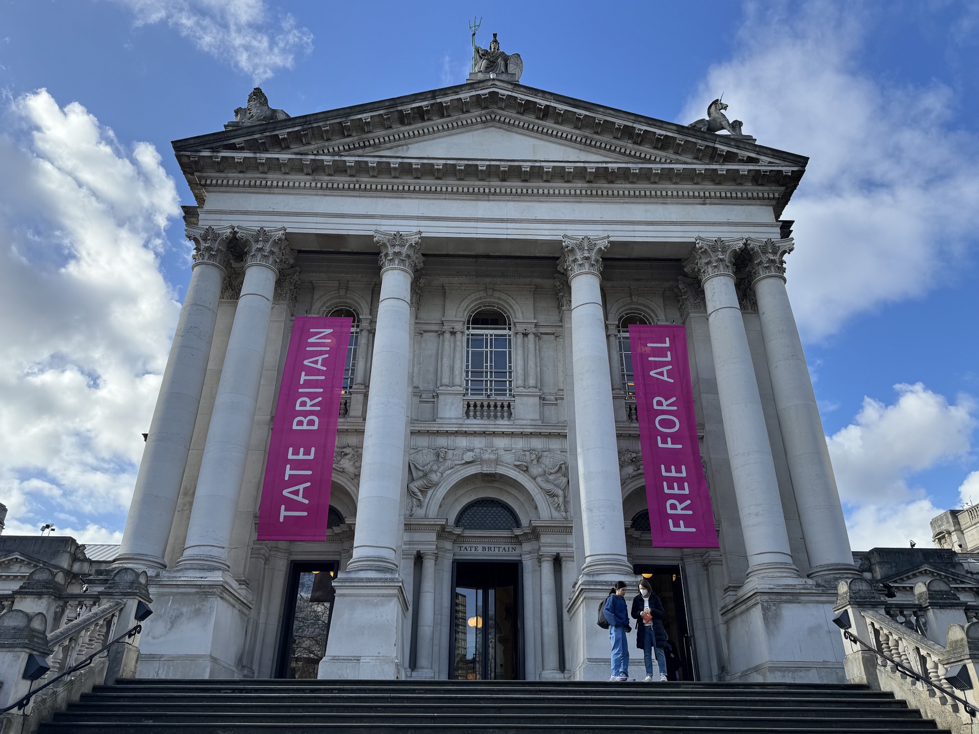 L'entrée principale du Tate Britain, au bord de la Tamise à Londres, avec sa bannière rappelant que le musée est gratuit pour tous
