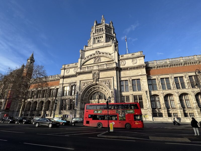 La façade du Victoria and Albert Museum, un musée d'arts décoratifs et de sculptures à Londres