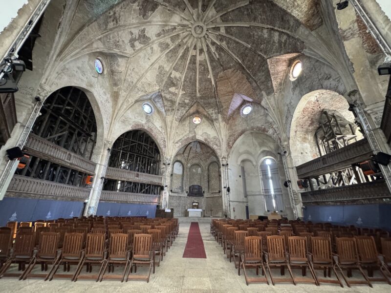 L'intérieur de l'église Saint-Alexandre de Narva, qui fut endommagée lors des bombardements russes à la fin de la Seconde guerre mondiale