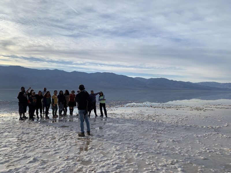 Des groupes se photographient devant les miroirs d'eau, présents sur Badwater Basin à cette saison