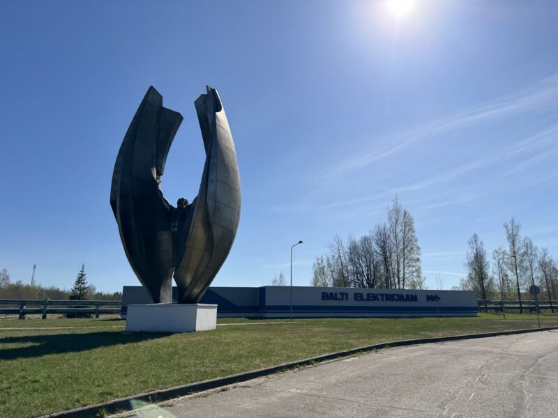 Le monument "Énergie", à proximité de la centrale électrique de Balti, près de Narva (Estonie)