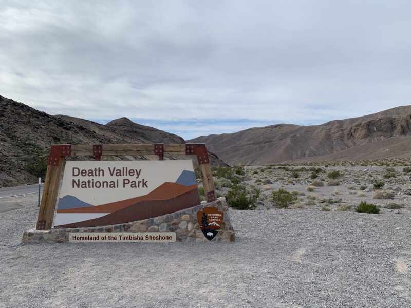 Le panneau marquant l'entrée du parc national de la Vallée de la Mort, sur la route 190 depuis Death Valley Junction