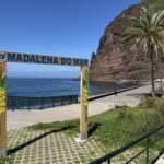 Un panneau "Madalena do Mar" sur la promenade de la ville, le long de la mer