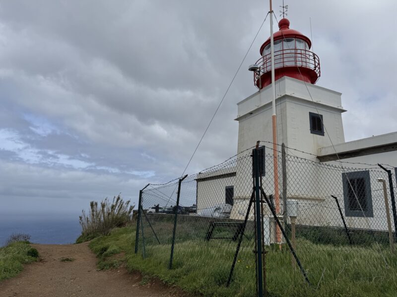 Le phare de Ponta do Pargo est un point de vue apprécié au coucher du soleil à Madère