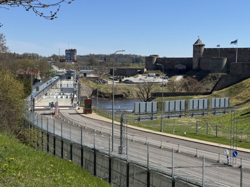 Le pont de l'Amitié, entre Narva et Ivangorod, est fermé à la circulation depuis février 2024 mais les piétons peuvent encore traverser la frontière