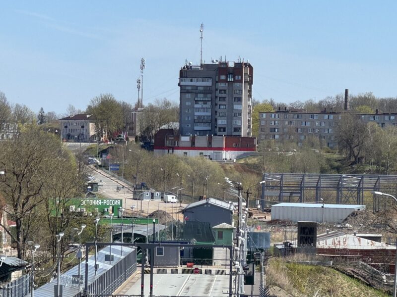 Le poste frontière d'Ivangorod (avec les travaux en cours depuis février 2024), en Russie, vu depuis Narva en Estonie