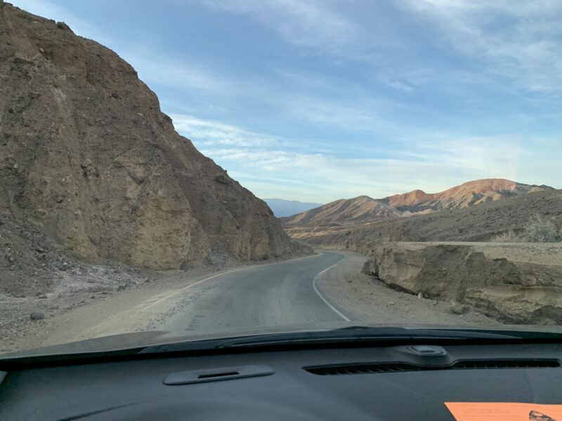 Artist's Drive est une route inhabituellement étroite pour les États-Unis : elle se parcourt à sens unique (du sud vers le nord)