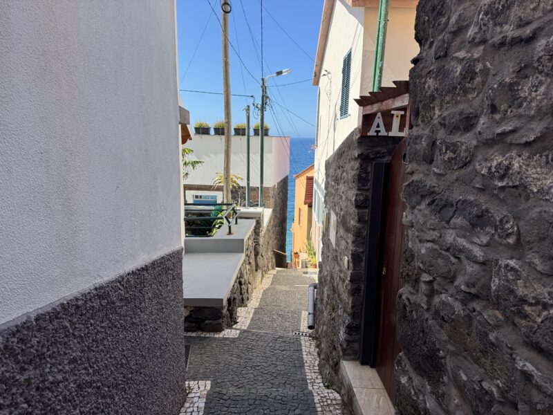 Une rue étroite typique du village de Jardim do Mar, sur la côte ouest de Madère