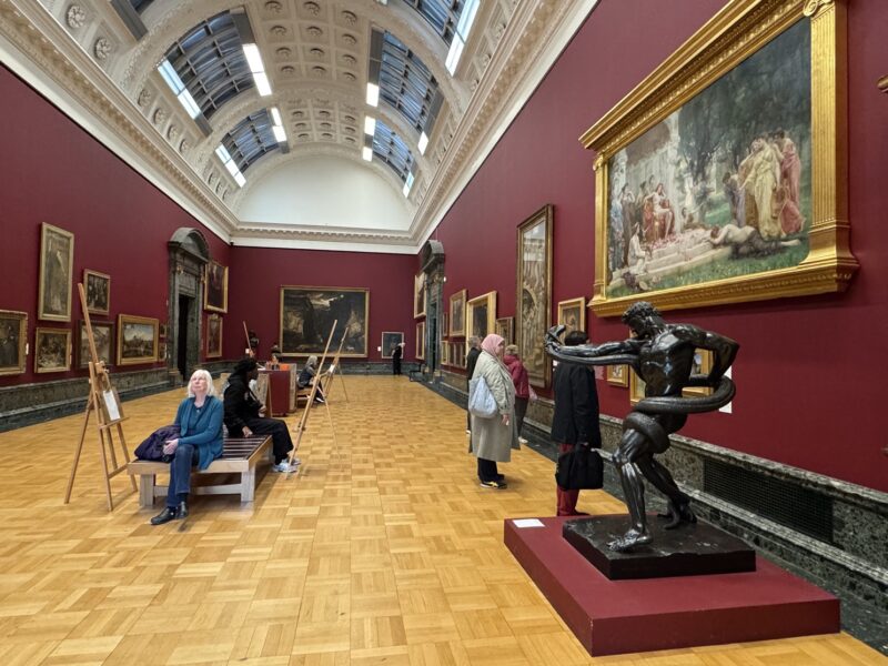 Des visiteurs admirent les œuvres exposées au musée Tate Britain de Londres