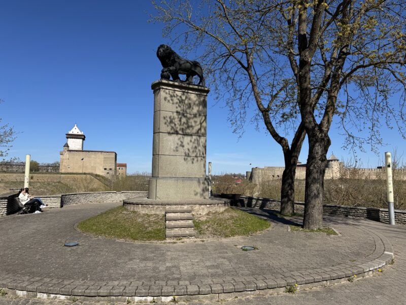 Le "lion suédois", une sculpture plus politique qu'il n'y parait, a été inauguré en 2000 pour commémorer les 300 ans de la bataille de Narva