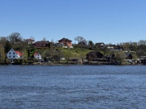 Ces jolies villas se trouvent de l'autre côté du fleuve Narva, en Russie