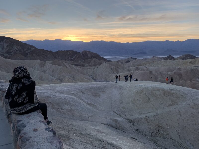 Même s'il est plus réputé pour ses levers de soleil, Zabriskie Point est aussi un spot idéal en fin de journée pour assister au coucher du soleil