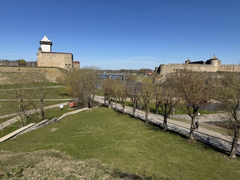 Depuis des siècles, les forteresses de Narva (à gauche, en Estonie) et d'Ivangorod (à droite, en Russie) se font face