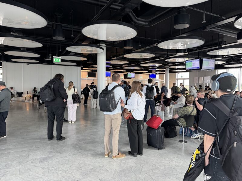 J'arrive au niveau de la porte d'embarquement de mon vol pour Tokyo alors que le groupe 2 est appelé (mais c'est un pré-embarquement...)