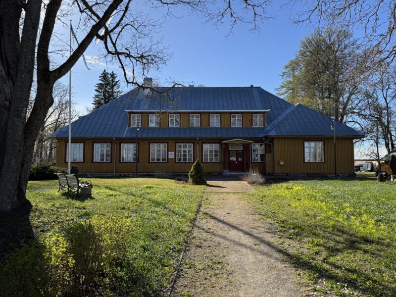 Le bâtiment de l'ancienne école de Pagari, à côté du manoir éponyme